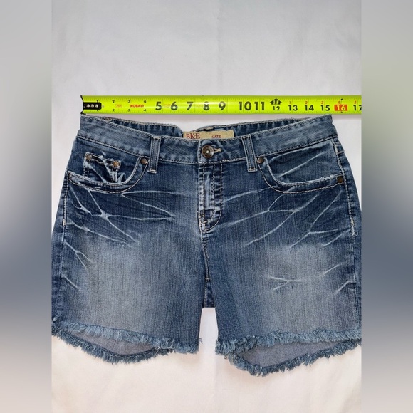 BKE Denim Size 29 Medium Wash Distressed Edge Kate Stretch Jean Shorts - Picture 4 of 9